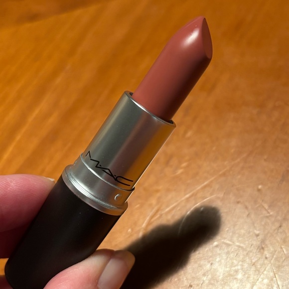 MAC Matte Lipstick Velvet Teddy - Picture 5 of 16